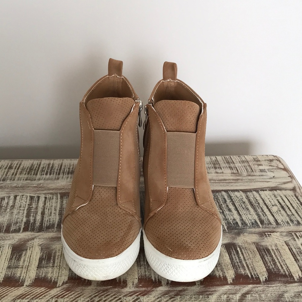 Camel wedged sneaker